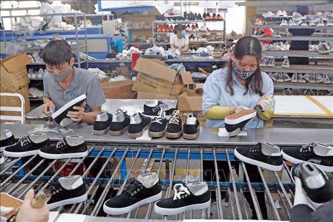 Producing shoes for the EU market at Ha Tay Chemical - Weave Company (Photo: VNA)
