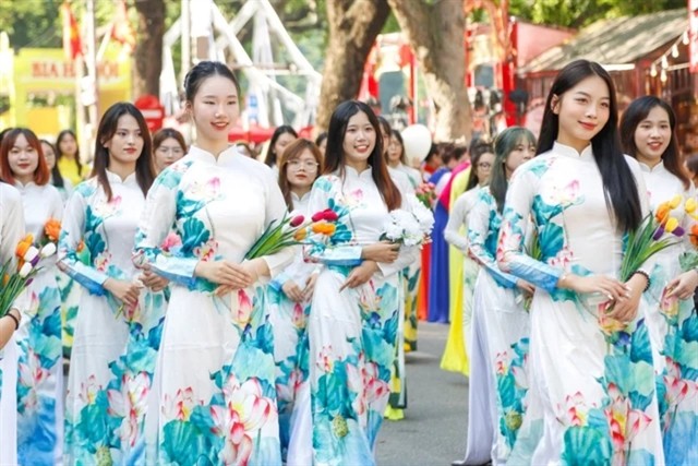 Many social and cultural activities, including a mass dance performance featuring the áo dài (traditional long dress), will take place across Hà Nội from now until October 10 to celebrate the capital's 70th anniversary of Liberation Day. Photo nguoihanoi.vn