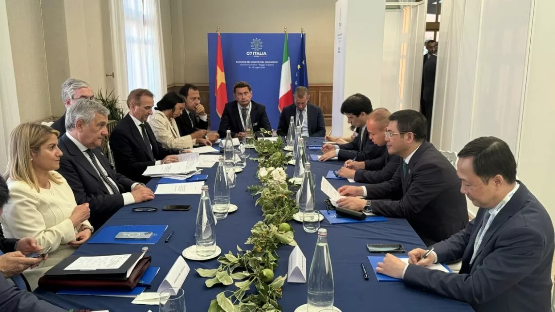 On the sidelines of Expanded G7 Trade Ministers’ Meeting, Minister Nguyen Hong Dien has a bilateral discussion with Italian Deputy Prime Minister and Minister of Foreign Affairs and International Cooperation Antonio Tajani On the sidelines of Expanded G7 Trade Ministers’ Meeting, Minister Nguyen Hong Dien has a bilateral discussion with Italian Deputy Prime Minister and Minister of Foreign Affairs and International Cooperation Antonio Tajani