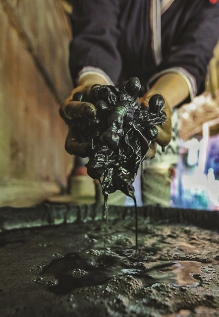 A Dao Tiền woman (unseen) prepares indigo paste for cloth dyeing. — VNA/VNS Photo Lưu Trọng Đạt A Dao Tiền woman (unseen) prepares indigo paste for cloth dyeing. — VNA/VNS Photo Lưu Trọng Đạt