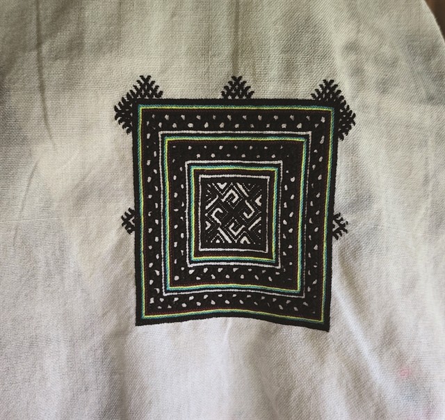 Bàn Vương insignia embroidered on Dao Tiền women's headscarves. — VNS Photo Lê Việt Dũng Bàn Vương insignia embroidered on Dao Tiền women's headscarves. — VNS Photo Lê Việt Dũng