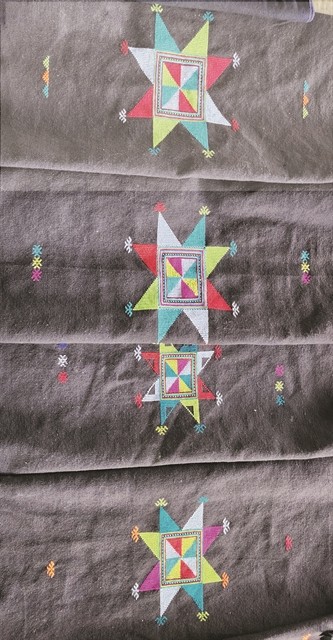 Eight-pointed stars embroidered on Dao Tiền groom's garments. — VNS Photo Lê Việt Dũng Eight-pointed stars embroidered on Dao Tiền groom's garments. — VNS Photo Lê Việt Dũng