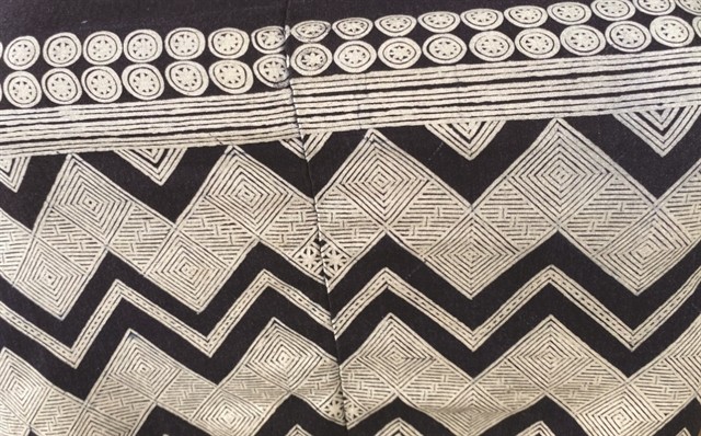 The three typical patterns on a Dao Tiền skirt. — VNS Photo Lê Việt Dũng The three typical patterns on a Dao Tiền skirt. — VNS Photo Lê Việt Dũng