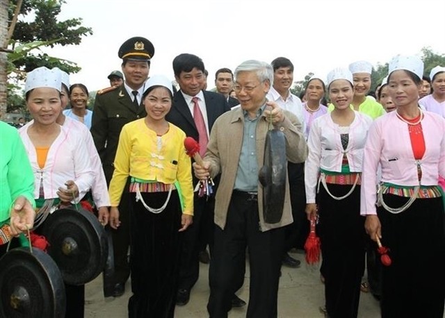 General Secretary Nguyễn Phú Trọng plays gong with Mường ethnic people during the Great National Solidarity Festival in Bắc Sơn Commune, Kim Bôi District, Hòa Bình Province on November 13, 2011. — VNA/VNS Photo Trí Dũng