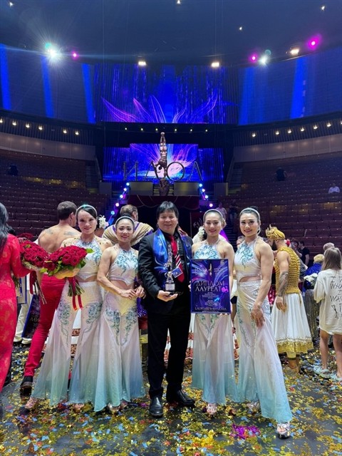 Circus artist Tống Toàn Thắng (centre) is pictured with four artists from the Đu Nón aerial gymnastics act. Photo anninhthudo.vn