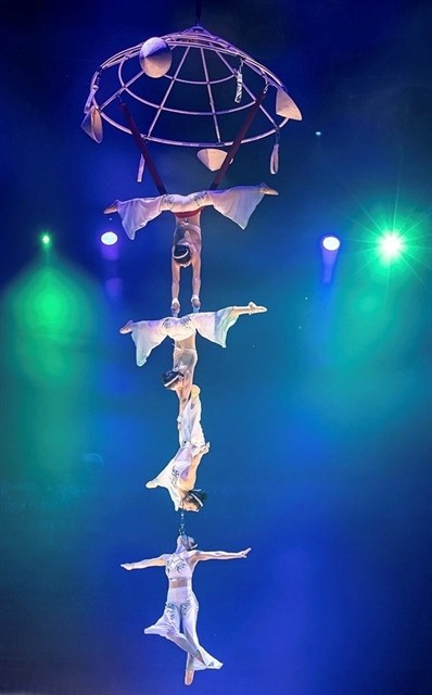 The aerial gymnastics Đu Nón performed by artists from the Vietnamese Circus Federation has won the silver medal at the 8th International Idol Circus Festival. — Photo anninhthudo.vn