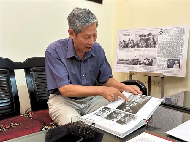 Journalist and photographer Chu Chí Thành recalls memories with classmates of the Literature Class VIII, Hà Nội University (period 1963-1967). Photo courtesy of Vietnam+
