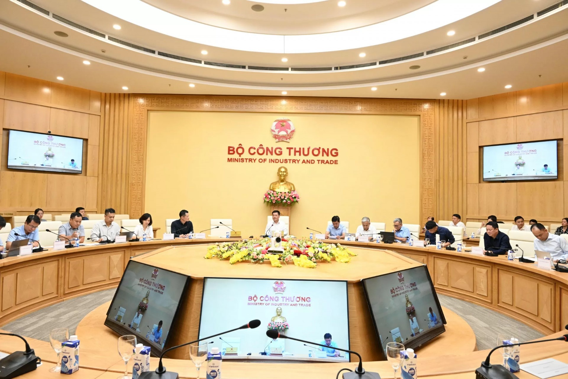 Minister of Industry and Trade Nguyen Hong Dien chairs the conference promoting Vietnam’s trade in coal with Laos 