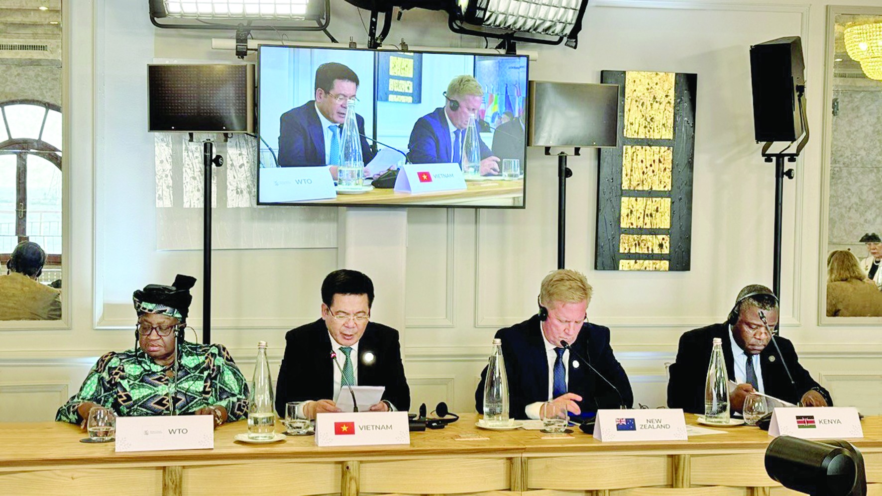 Vietnamese Minister of Industry and Trade Nguyen Hong Dien proposed solutions on cooperation with G7 countries at the Expanded G7 Trade Ministers’ Meeting Vietnamese Minister of Industry and Trade Nguyen Hong Dien proposed solutions on cooperation with G7 countries at the Expanded G7 Trade Ministers’ Meeting