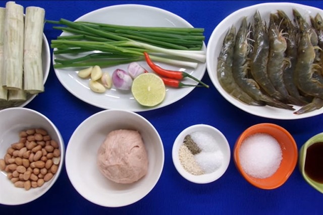 Ingredients to make chạo tôm include tiger prawn and pork fat. Photo dienmayxanh.com
