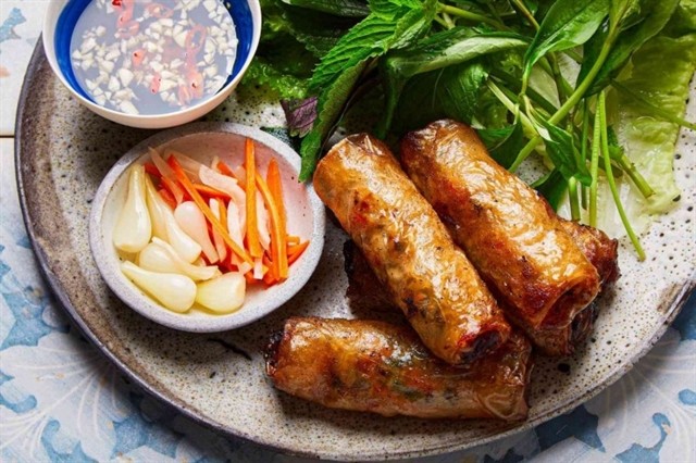 Spring roll, Việt Nam's traditional and popular dish, that is available from family meals to restaurants and luxury hotels. 24h.com.vn