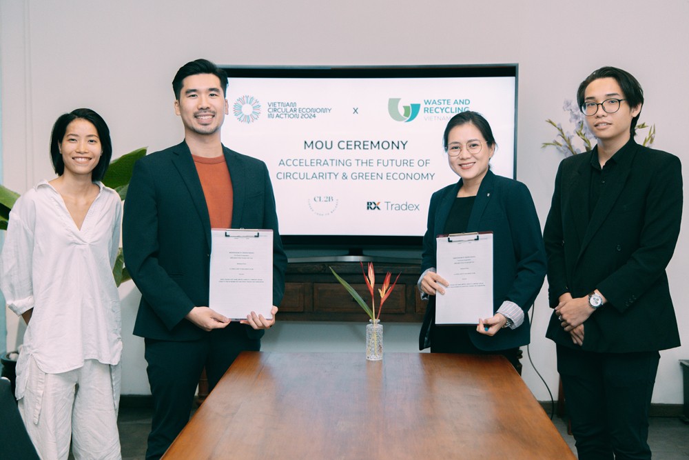 The MoU signing ceremony between RX Tradex Vietnam and CL2B (Closed Loop To Balance), together advancing their objectives of promoting for a circular economy
