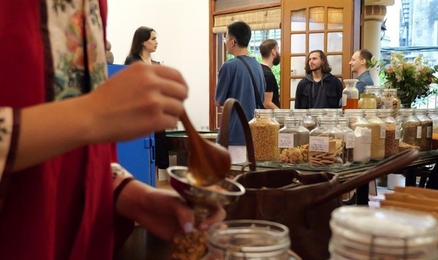 Refillables Hà Nội has welcomed business refillers such as Blue Dragon Children’s Foundation, Om Yoga and Vegan Cafe, Abracado Vegan Restaurant and Zenith Yoga. Photos courtesy of Michael Hytinen