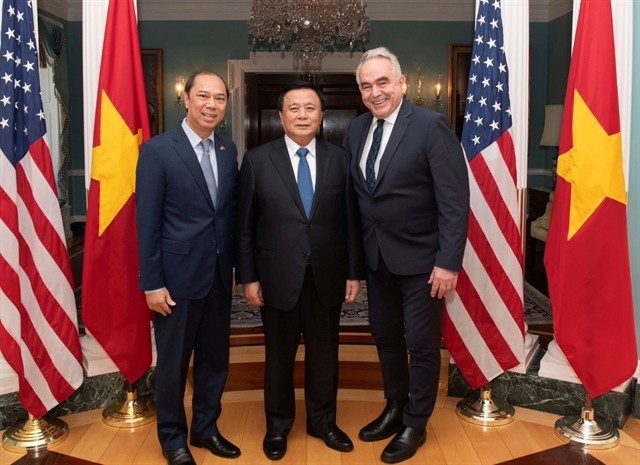 Nguyễn Xuân Thắng, Politburo member and Director of the Hồ Chí Minh National Academy of Politics and Chairman of the Central Theory Council, meets Deputy Secretary of State Kurt Campbell alongside Vietnamese ambassador to the US Nguyễn Quốc Dũng in the US. — VNA/VNS Photo Kiều Trang