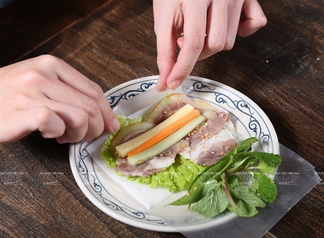 Calf meat wrapped in rice noodle and rice paper is among top dishes. — Photo vietnam.vnanet.vn