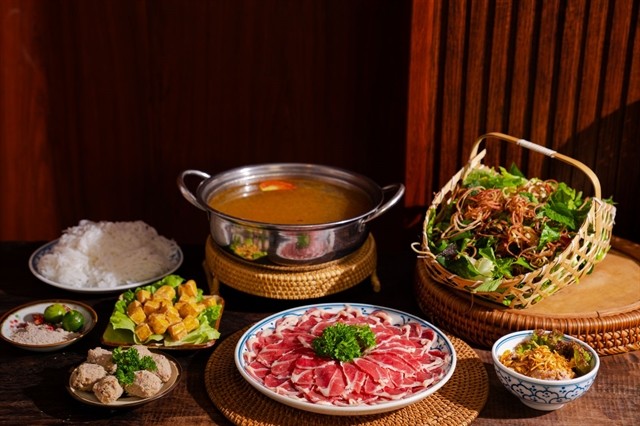 Hotpot of calf meat and fresh herbs is popular with youngsters and foodies. — Photo botoquanmoc.com