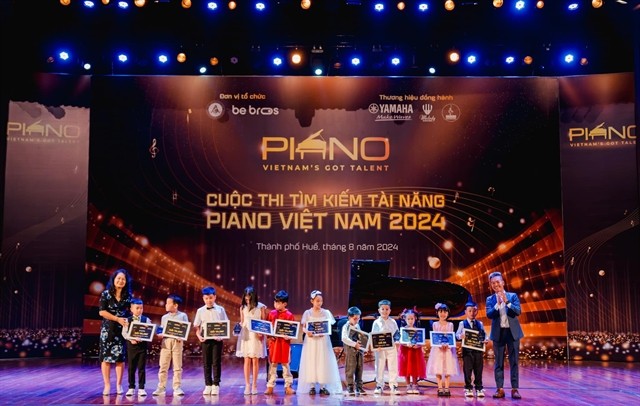 The organisers of Vietnam’s Piano Got Talent award prizes to outstanding individuals in both the professional and non-professional groups. – Photo courtesy of Vietnam’s Piano Got Talent