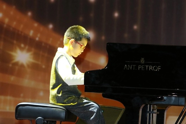 Nguyễn Phan Tuấn Hùng performs at Việt Nam's Piano Got Talent. Photo dantri.com.vn