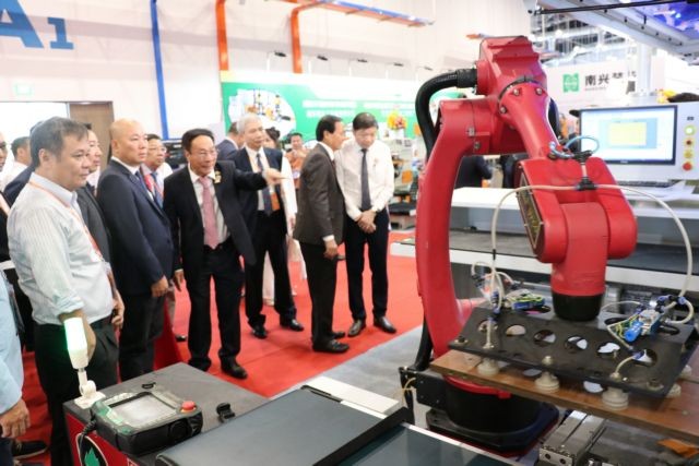 Visitors at the Bình Dương International Woodworking Machinery Exhibition that opened in the southern province on Thursday. — VNA/VNS Photo Dương Chí Tưởng