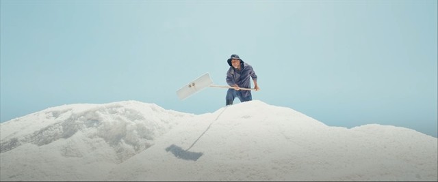 FAMILY DRAMA: TV producer Vũ Thành Vinh will introduce his directorial debut 'Hai Muối' on salt farming and family love in cinemas on August 30. — Photo taken from the trailer FAMILY DRAMA: TV producer Vũ Thành Vinh will introduce his directorial debut 'Hai Muối' on salt farming and family love in cinemas on August 30. — Photo taken from the trailer