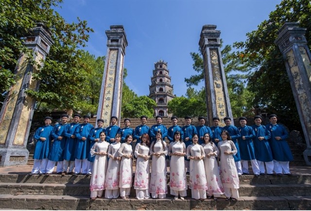 Men and women in traditional dress from the state agencies. Thừa Thiên-Huế Province's Department of Culture and Sports has revived the traditional costume by allowing them to wear long dresses to the office on one Monday a month. — Photo courtesy of Thừa Thiên-Huế Province's Department of Culture and Sports Men and women in traditional dress from the state agencies. Thừa Thiên-Huế Province's Department of Culture and Sports has revived the traditional costume by allowing them to wear long dresses to the office on one Monday a month. — Photo courtesy of Thừa Thiên-Huế Province's Department of Culture and Sports