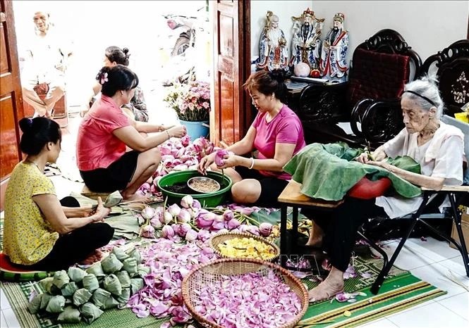 The traditional craft of making lotus-scented tea in Quang An ward, Tay Ho district becomes a symbol of Hanoi's culinary culture. (Photo: VNA) The traditional craft of making lotus-scented tea in Quang An ward, Tay Ho district becomes a symbol of Hanoi's culinary culture. (Photo: VNA)
