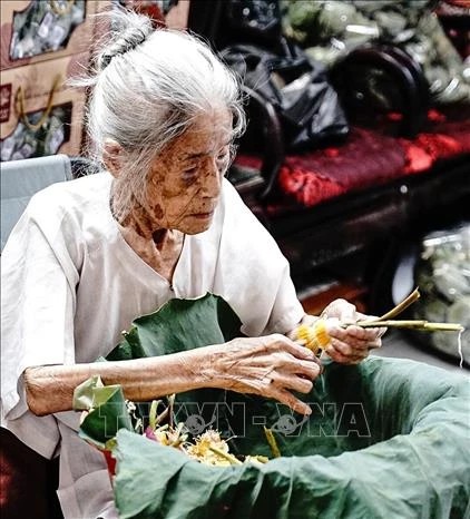 Mrs. Nguyen Thi Dan, a hundred-year-old lotus tea artisan in Quang Ba, Tay Ho, Hanoi. (Photo: VNA) Mrs. Nguyen Thi Dan, a hundred-year-old lotus tea artisan in Quang Ba, Tay Ho, Hanoi. (Photo: VNA)