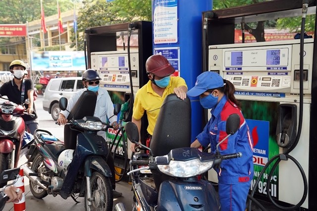 People fill up their motorbikes at a fuel station in Hà Nội. VNA/VNS Photo