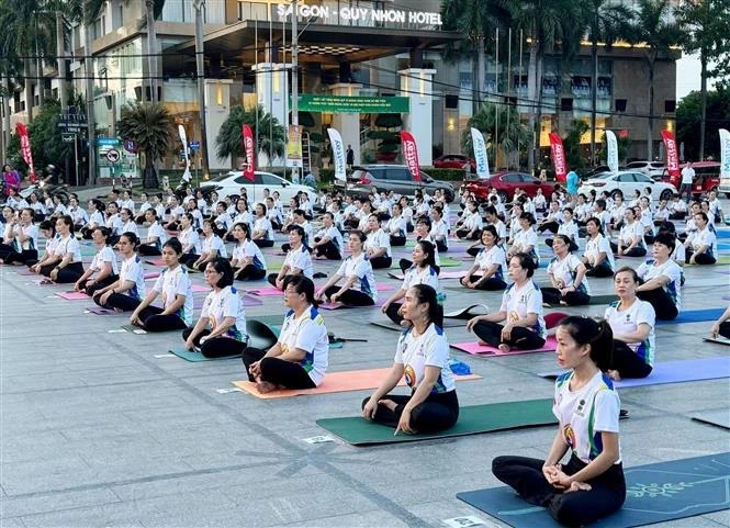 People attend the 10th International Yoga Day in Quy Nhon city, the central province of Binh Dinh on August 17. (Photo: VNA) People attend the 10th International Yoga Day in Quy Nhon city, the central province of Binh Dinh on August 17. (Photo: VNA)