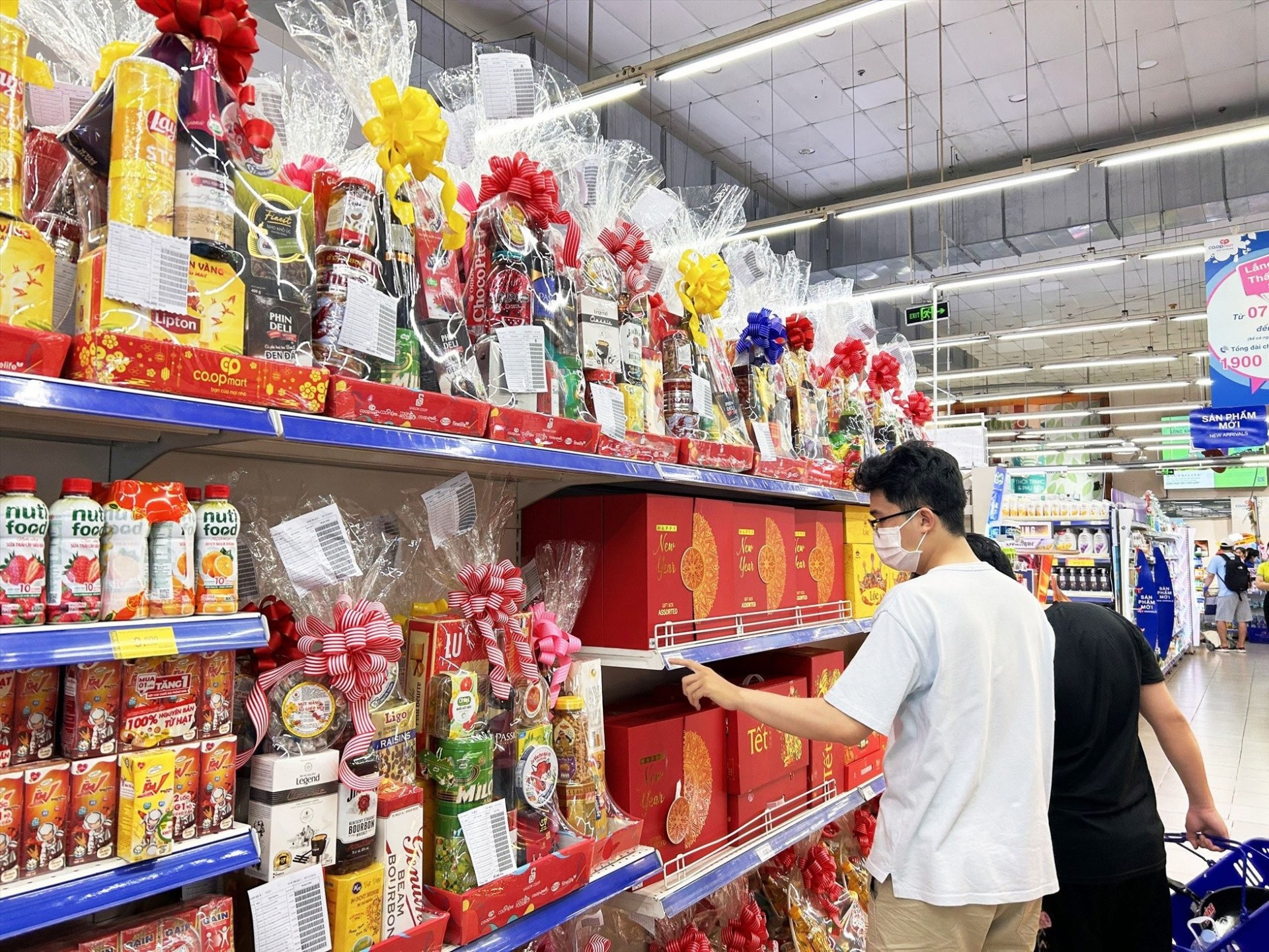 In the first half of 2024, the total retail sales of consumer goods and services exceeded VND2.06 trillion  Photo: Can Dung