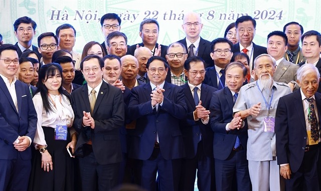 Prime Minister Chính with overseas Vietnamese intellectuals and experts.