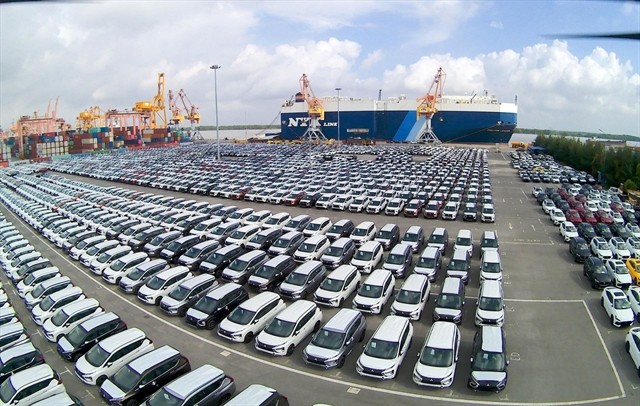 Imported cars waiting for customs clearance at Hải Phòng Port. Photo of baotintuc.vn Imported cars waiting for customs clearance at Hải Phòng Port. Photo of baotintuc.vn