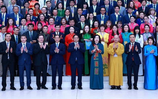 Prime Minister Phạm Minh Chính with delegates and the overseas Vietnamese community. — VNA/VNS Photos Dương Giang