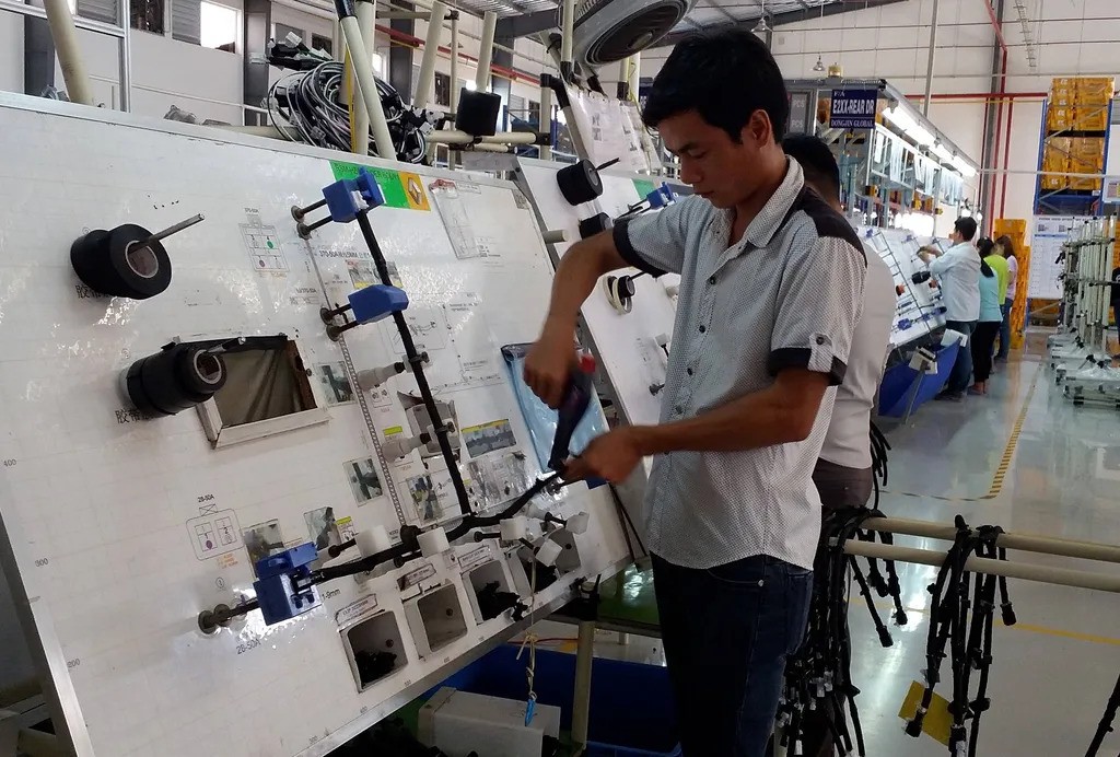 Production of automobile electric cables at Dongjin Global Co, Ltd. Vietnamese supporting industries find it difficult to enter the global supply chain. — VNA/VNS Photo