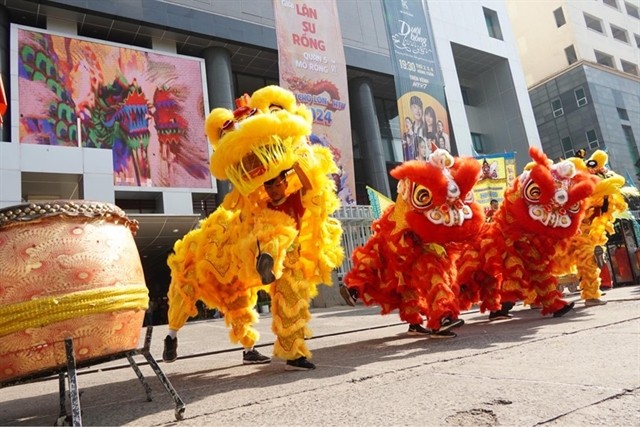 PASSIONATE DANCE - Múa lân sư rồng (kylin-lion-dragon dance) is often performed by the ethnic Hoa (Chinese-Vietnamese) who account for around 4 per cent of HCM City’s population. The dance is a mixture of dance, martial arts and passion. VNA/VNSPhoto by Thông Hải. PASSIONATE DANCE - Múa lân sư rồng (kylin-lion-dragon dance) is often performed by the ethnic Hoa (Chinese-Vietnamese) who account for around 4 per cent of HCM City’s population. The dance is a mixture of dance, martial arts and passion. VNA/VNSPhoto by Thông Hải.