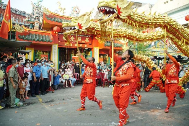PASSIONATE DANCE - Múa lân sư rồng (kylin-lion-dragon dance) is often performed by the ethnic Hoa (Chinese-Vietnamese) who account for around 4 per cent of HCM City’s population. The dance is a mixture of dance, martial arts and passion. VNA/VNSPhoto by Thông Hải. PASSIONATE DANCE - Múa lân sư rồng (kylin-lion-dragon dance) is often performed by the ethnic Hoa (Chinese-Vietnamese) who account for around 4 per cent of HCM City’s population. The dance is a mixture of dance, martial arts and passion. VNA/VNSPhoto by Thông Hải.