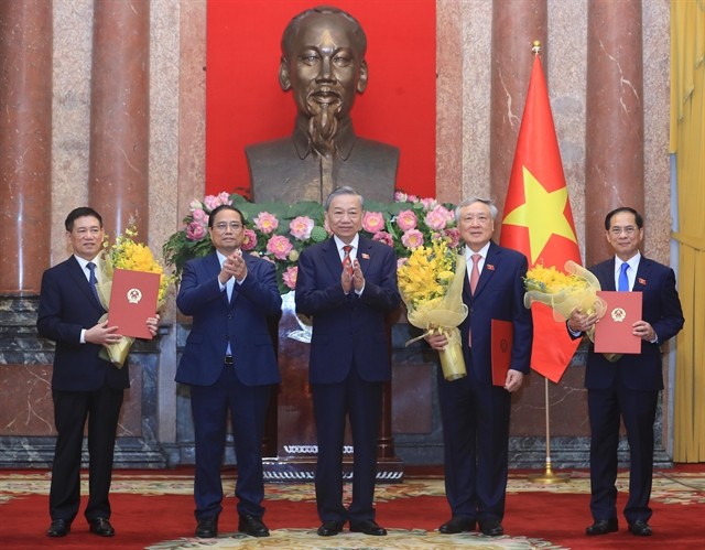 General Secretary of the Communist Party of Việt Nam (CPV) Central Committee and State President Tô Lâm (centre), Prime Minister Phạm Minh Chính (second from left) congratulated the newly appointed Deputy Prime Ministers. — VNA/VNS Photo 