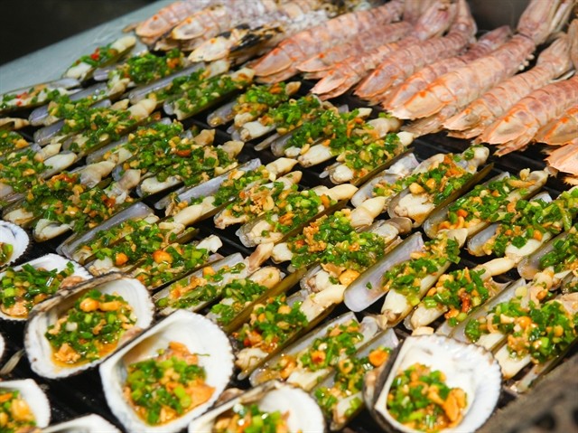 Roasted razor clam with pork fat and onion. Photo buffetposeidon.com Roasted razor clam with pork fat and onion. Photo buffetposeidon.com
