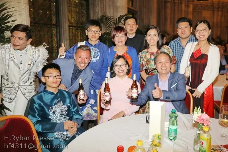 The Vietnam Trade Office in Austria, in collaboration with the Austria-Thailand Business Association and Yip-Hint Company, introduced Vietnamese Habeco beer on the occasion of Thailand’s Songkran Festival in Vienna in April