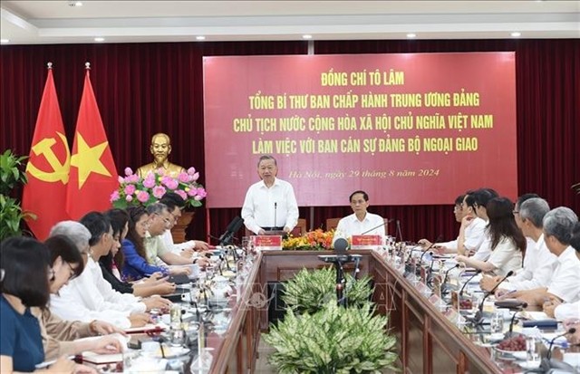  Party General Secretary and State President Tô Lâm speaks at the meeting. — VNA/VNS Photo