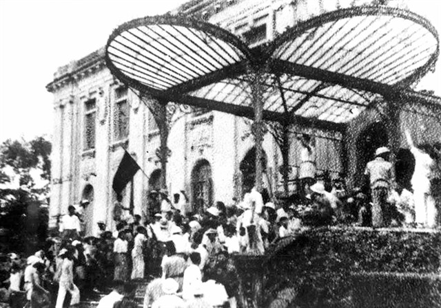 On August 19, 1945, following a public meeting in front of the Opera House in central Hà Nội in support for the Việt Minh Front, demonstrators occupy the Tonkin Palace, the seat of the French-backed administration in the North of Việt Nam.  VNA/VNS File Photo