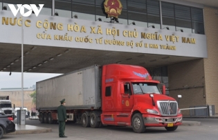 Bustling cross-border trade amid growing imports and exports