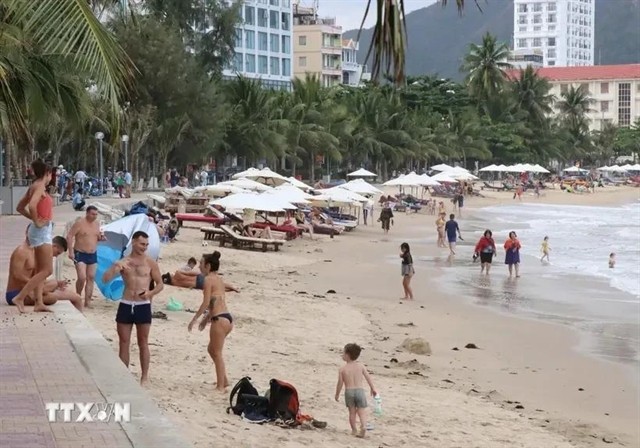 Russian tourists on Nha Trang beach. — VNA/VNS Photo