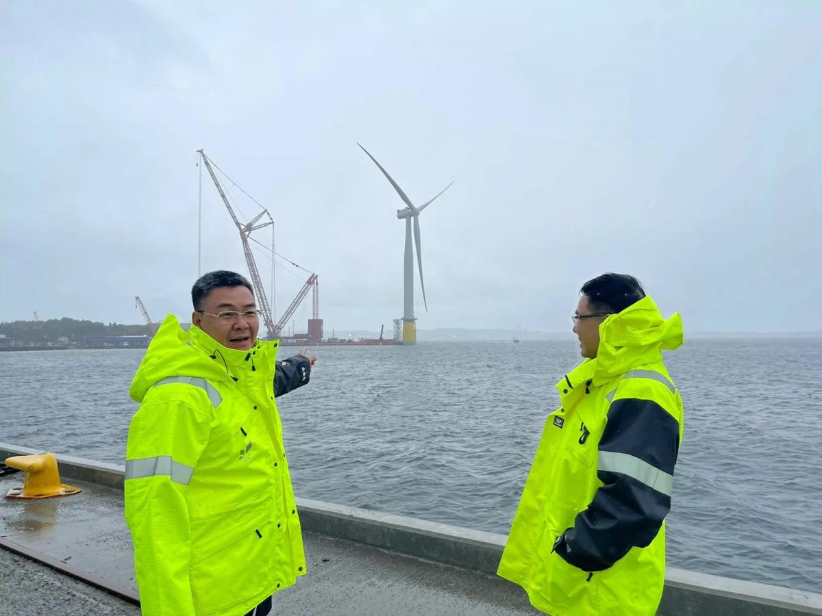 Petrovietnam leaders survey an offshore wind power project in Norway