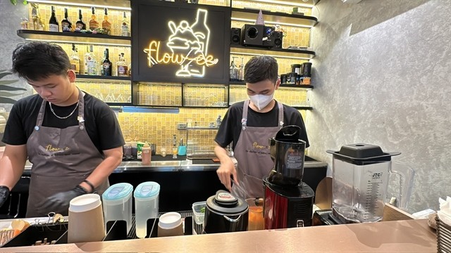 TEAM WORK: The cafe is a good working environment for hearing-impaired people. VNS Photo Lê Hương TEAM WORK: The cafe is a good working environment for hearing-impaired people. VNS Photo Lê Hương
