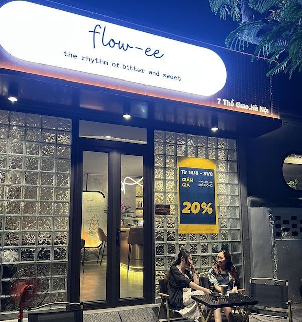 TAKING A BREAK: Outside the pretty cafe. VNS Photo Tạ Nguyên TAKING A BREAK: Outside the pretty cafe. VNS Photo Tạ Nguyên