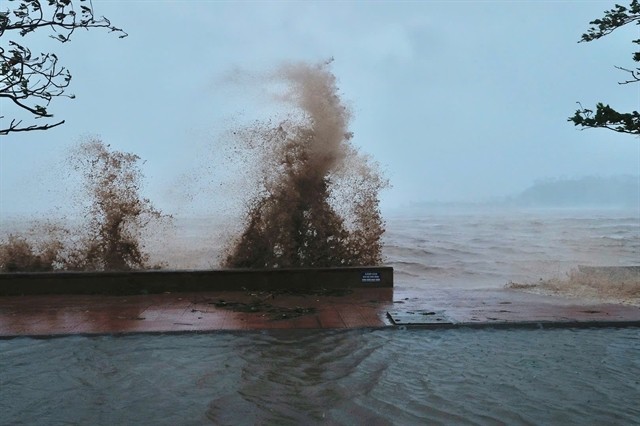 Waves crashing in the coast of Đồ Sơn (Hải Phòng). VNA/VNS Photo Minh Quyết