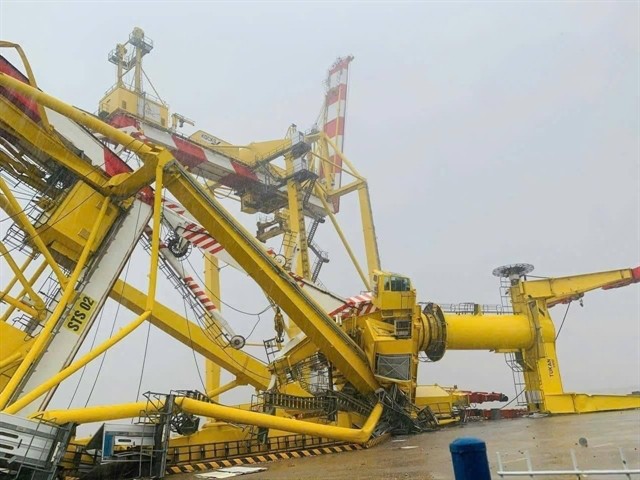 A crane in Hải Phòng Port is broken in half and fallen. Photo from social media