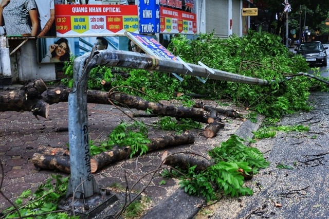 A street light broken and bent near the Nguyễn Tuân - Ngụy Như Kon Tum intersection in Hà Nội. VNA/VNS Photo Tuấn Anh