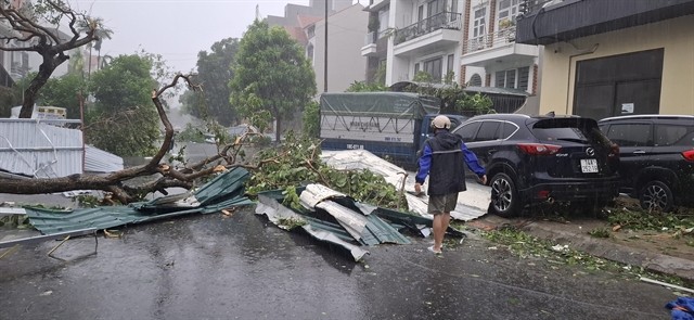 As the conditions start to stabilise, Hạ Long residents are cleaning up the aftermath. VNA/VNS Photo Đức Hiếu